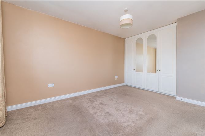 https://photos-a.propertyimages.ie/media/1/3/3/5017331/7a8ab6fb-673d-4f26-9379-de3f2a5f2234_l.jpg