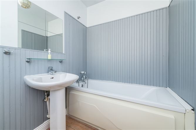 https://photos-a.propertyimages.ie/media/1/3/3/5017331/7a8ab6fb-673d-4f26-9379-de3f2a5f2234_l.jpg