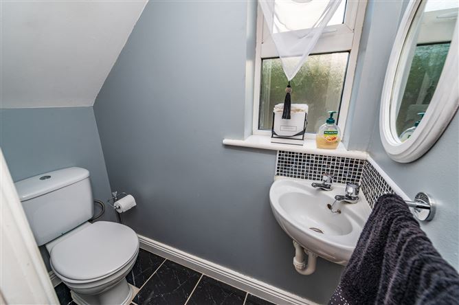 https://photos-a.propertyimages.ie/media/1/3/3/5017331/7a8ab6fb-673d-4f26-9379-de3f2a5f2234_l.jpg