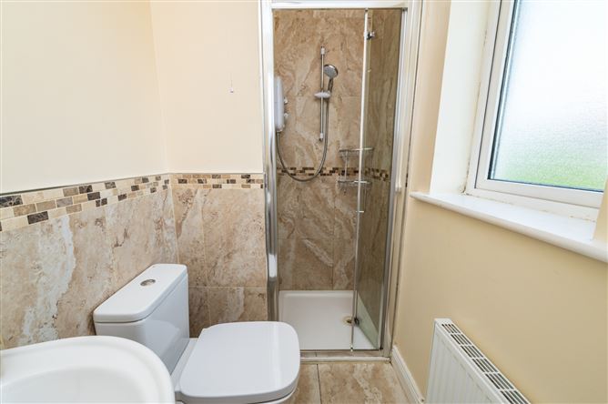 https://photos-a.propertyimages.ie/media/1/3/3/5017331/7a8ab6fb-673d-4f26-9379-de3f2a5f2234_l.jpg