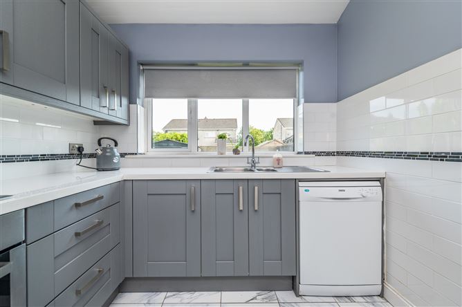 https://photos-a.propertyimages.ie/media/1/3/3/5017331/7a8ab6fb-673d-4f26-9379-de3f2a5f2234_l.jpg