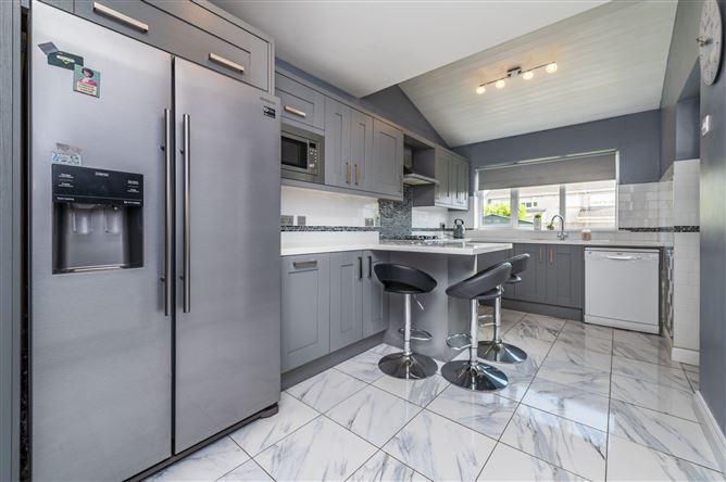 https://photos-a.propertyimages.ie/media/1/3/3/5017331/7a8ab6fb-673d-4f26-9379-de3f2a5f2234_l.jpg