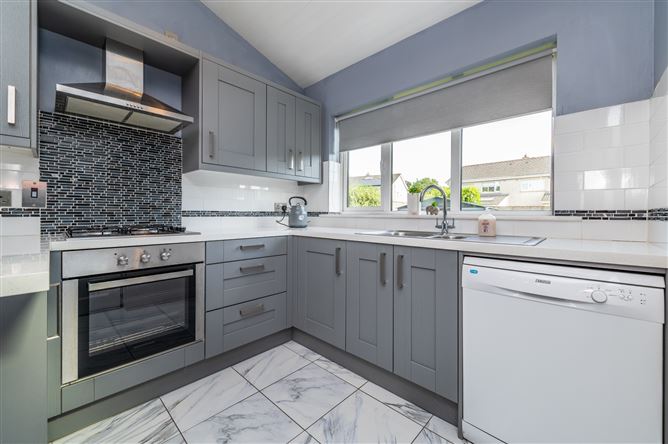 https://photos-a.propertyimages.ie/media/1/3/3/5017331/7a8ab6fb-673d-4f26-9379-de3f2a5f2234_l.jpg