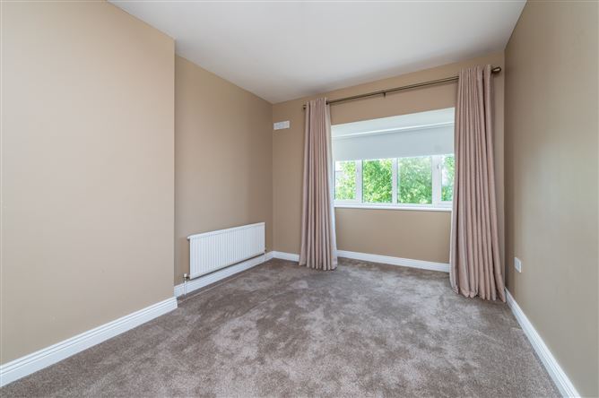 https://photos-a.propertyimages.ie/media/1/3/3/5017331/7a8ab6fb-673d-4f26-9379-de3f2a5f2234_l.jpg