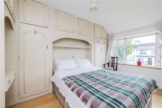 https://photos-a.propertyimages.ie/media/1/3/6/4938631/d348d3d8-4a61-4af8-8e5c-be9fcb5c06f7_l.jpg