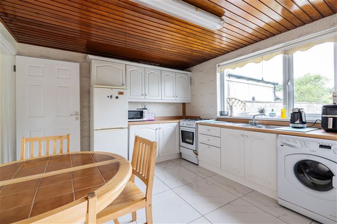 https://photos-a.propertyimages.ie/media/1/3/6/4938631/d348d3d8-4a61-4af8-8e5c-be9fcb5c06f7_l.jpg