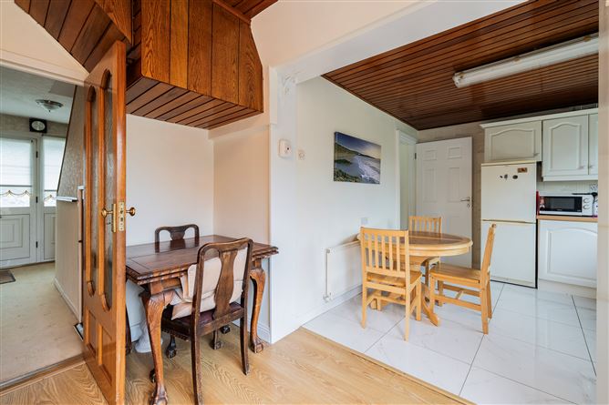 https://photos-a.propertyimages.ie/media/1/3/6/4938631/d348d3d8-4a61-4af8-8e5c-be9fcb5c06f7_l.jpg
