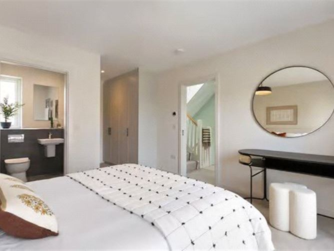 https://photos-a.propertyimages.ie/media/1/3/7/4904731/fd721795-40d2-402e-a501-a7e9e281e47c_l.jpg