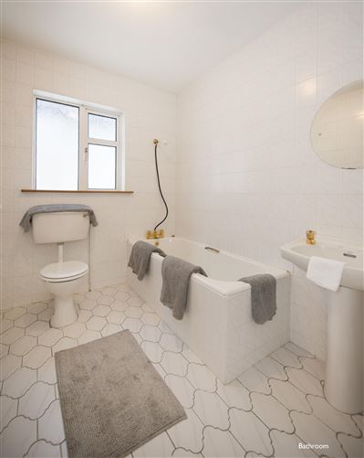 https://photos-a.propertyimages.ie/media/1/3/7/4943731/3fa6156b-ab60-419b-8c93-6ca719f66049_l.jpg