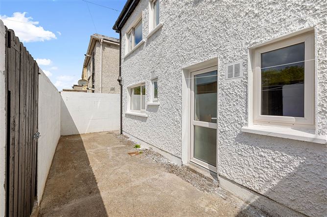 1 Woodfarm Cottages, Old Lucan Road, Dublin 20, County Dublin
