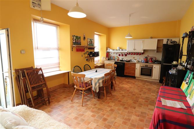8 The Thomond, Strand Line, Kilkee, Clare