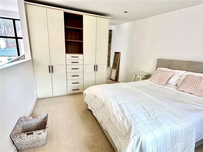 8 Coach House Square, Ballintyre Hall, Ballinteer, Dublin 16