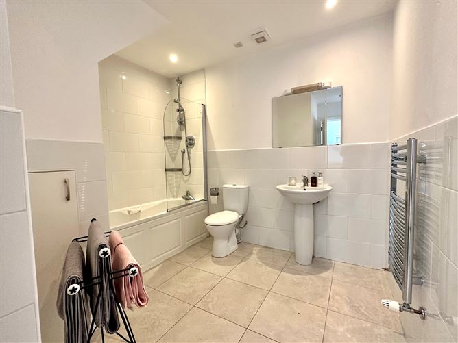 8 Coach House Square, Ballintyre Hall, Ballinteer, Dublin 16