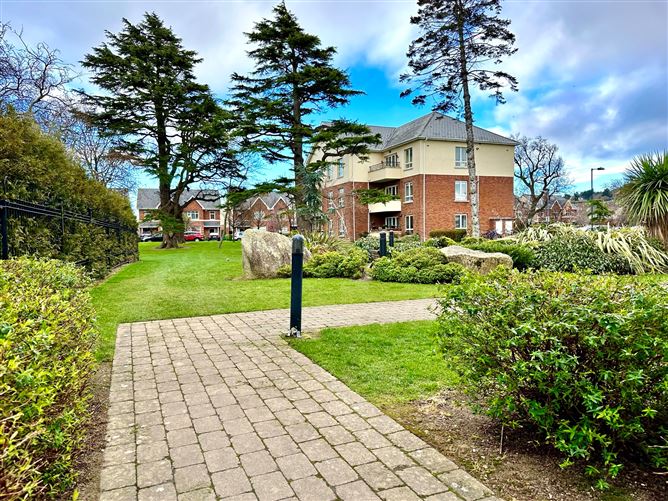 8 Coach House Square, Ballintyre Hall, Ballinteer, Dublin 16