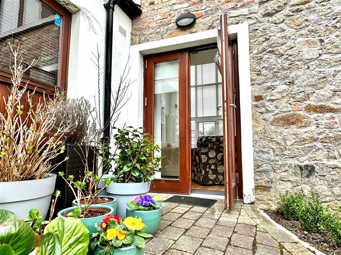 8 Coach House Square, Ballintyre Hall, Ballinteer, Dublin 16