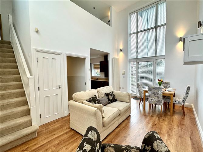 8 Coach House Square, Ballintyre Hall, Ballinteer, Dublin 16