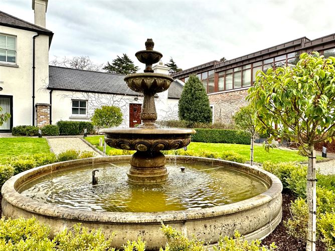 8 Coach House Square, Ballintyre Hall, Ballinteer, Dublin 16