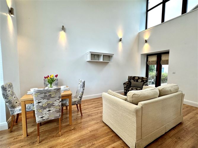 8 Coach House Square, Ballintyre Hall, Ballinteer, Dublin 16