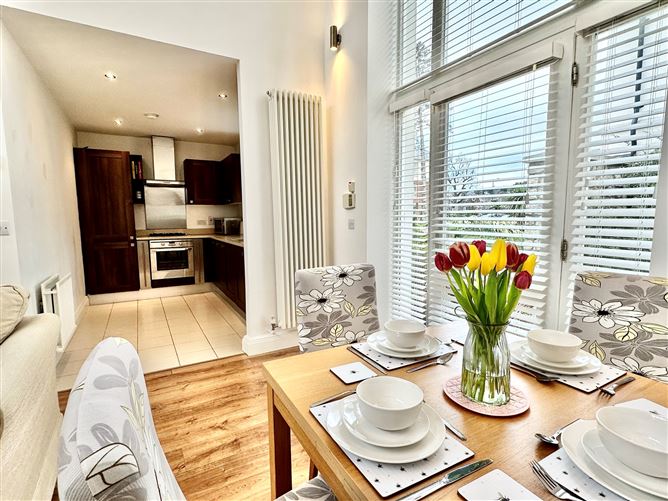 8 Coach House Square, Ballintyre Hall, Ballinteer, Dublin 16