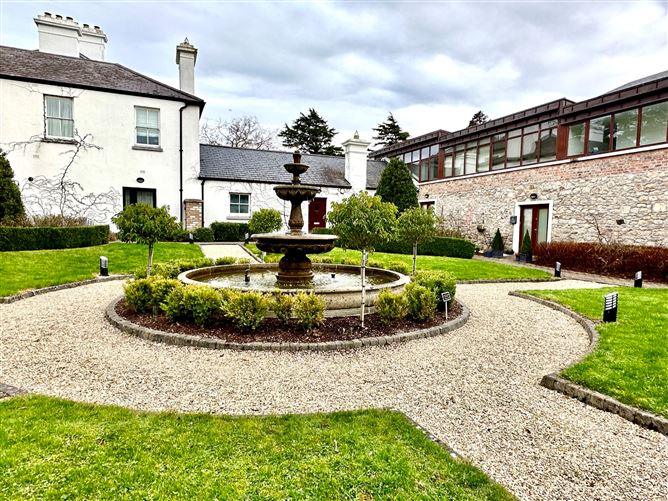 8 Coach House Square, Ballintyre Hall, Ballinteer, Dublin 16