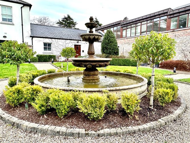 8 Coach House Square, Ballintyre Hall, Ballinteer, Dublin 16