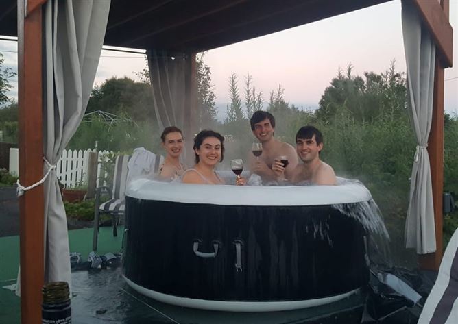 Cottages in Barna, Hot tub,