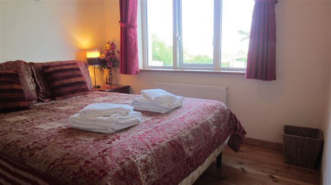 Cottages in Barna, Hot tub,