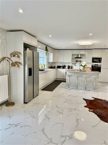 https://photos-a.propertyimages.ie/media/1/5/8/5015851/91a195a8-771e-4453-99ae-dd53a3fd6fe7_l.jpg
