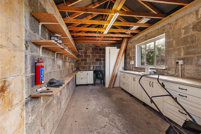 https://photos-a.propertyimages.ie/media/1/6/1/4906161/35528524-b399-40dc-b5ee-346db82a533a_l.jpg