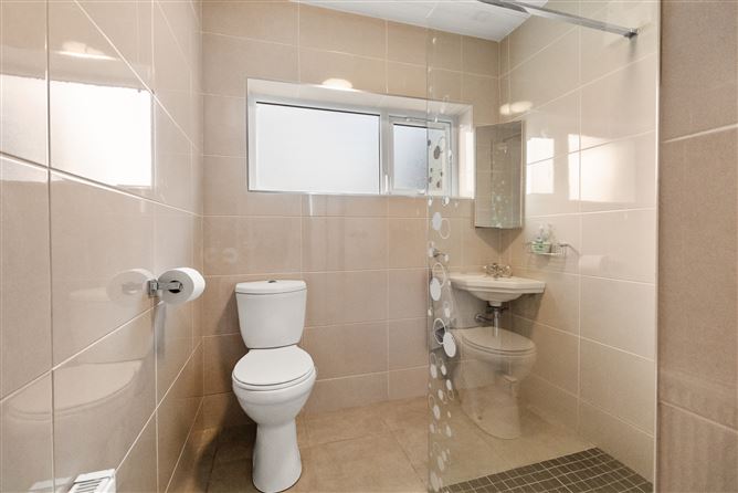 https://photos-a.propertyimages.ie/media/1/6/1/4906161/35528524-b399-40dc-b5ee-346db82a533a_l.jpg