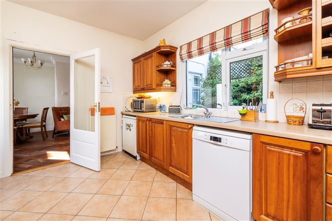 https://photos-a.propertyimages.ie/media/1/6/6/4927661/f3b10f78-bcef-4bb1-b4e6-9d89d44baf20_l.jpg