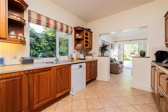 https://photos-a.propertyimages.ie/media/1/6/6/4927661/f3b10f78-bcef-4bb1-b4e6-9d89d44baf20_l.jpg