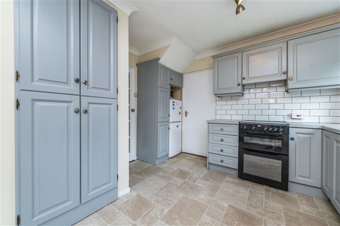 https://photos-a.propertyimages.ie/media/1/6/7/5008761/d432de76-f7fe-4e11-9cf0-365d4b512a0c_l.jpg