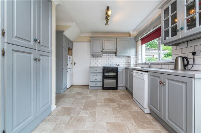 https://photos-a.propertyimages.ie/media/1/6/7/5008761/d432de76-f7fe-4e11-9cf0-365d4b512a0c_l.jpg
