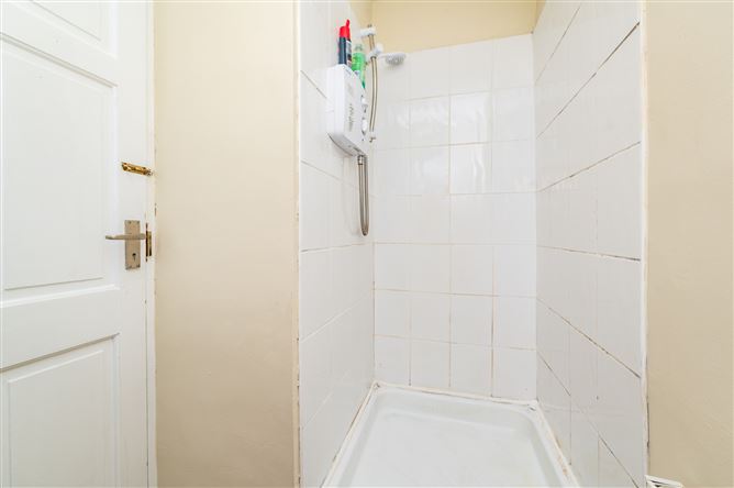 https://photos-a.propertyimages.ie/media/1/6/7/5008761/d432de76-f7fe-4e11-9cf0-365d4b512a0c_l.jpg