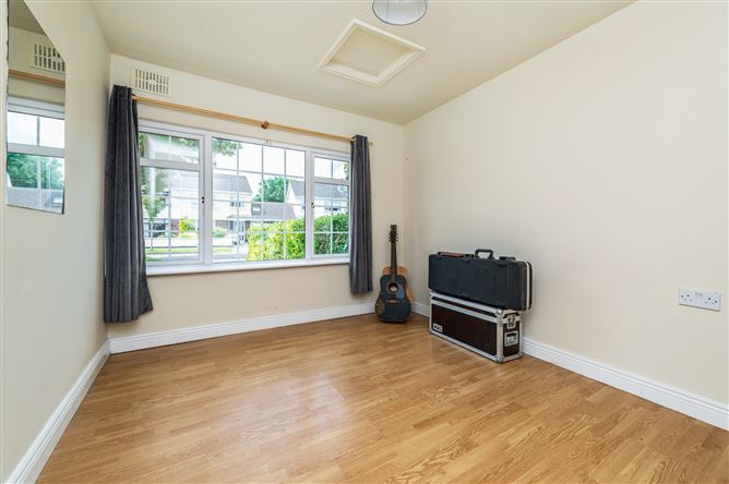 https://photos-a.propertyimages.ie/media/1/6/7/5008761/d432de76-f7fe-4e11-9cf0-365d4b512a0c_l.jpg