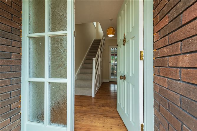 https://photos-a.propertyimages.ie/media/1/6/7/5008761/d432de76-f7fe-4e11-9cf0-365d4b512a0c_l.jpg