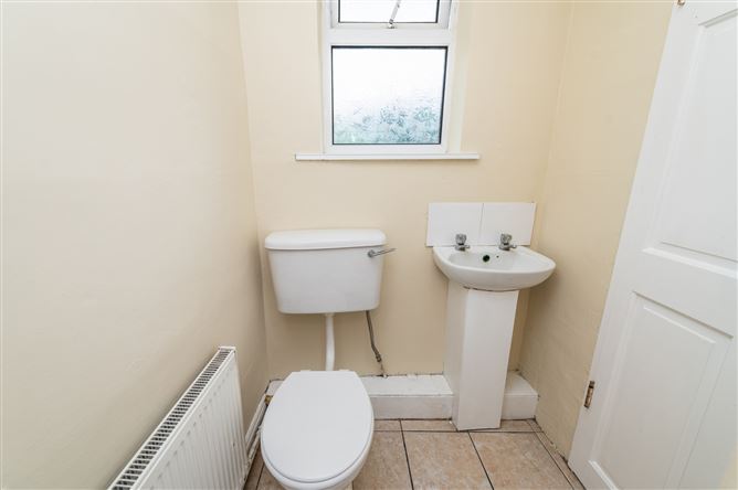 https://photos-a.propertyimages.ie/media/1/6/7/5008761/d432de76-f7fe-4e11-9cf0-365d4b512a0c_l.jpg
