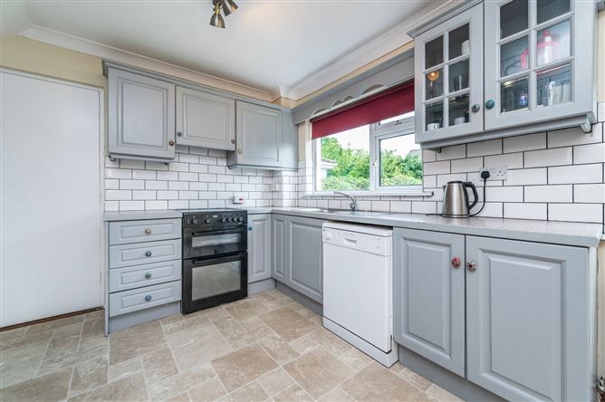 https://photos-a.propertyimages.ie/media/1/6/7/5008761/d432de76-f7fe-4e11-9cf0-365d4b512a0c_l.jpg