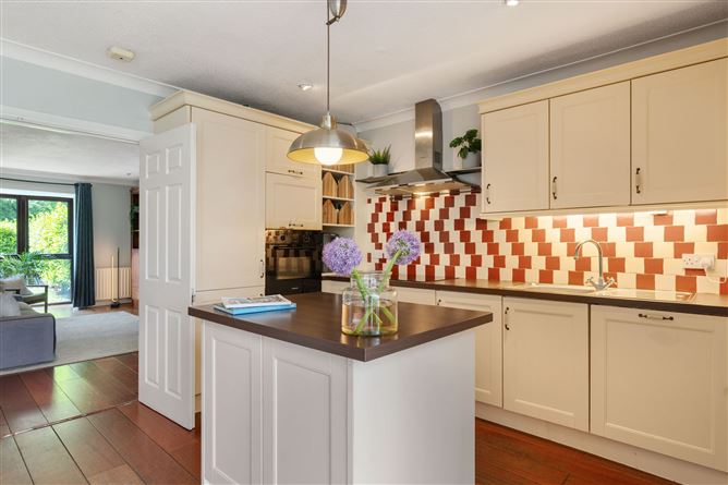 https://photos-a.propertyimages.ie/media/1/7/2/4935271/dfba27fc-c363-48f8-87e4-4bc2fb970dfc_l.jpg