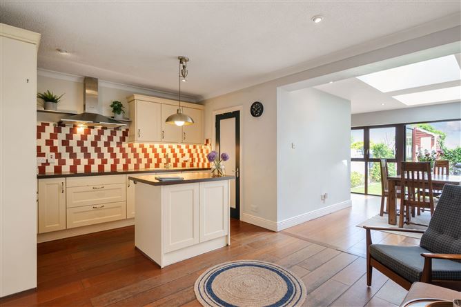 https://photos-a.propertyimages.ie/media/1/7/2/4935271/dfba27fc-c363-48f8-87e4-4bc2fb970dfc_l.jpg