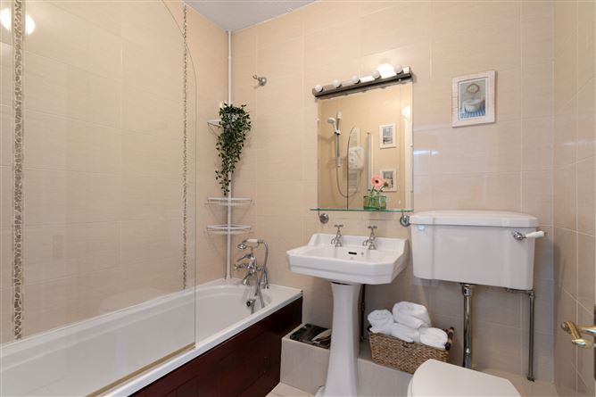 https://photos-a.propertyimages.ie/media/1/7/2/4935271/dfba27fc-c363-48f8-87e4-4bc2fb970dfc_l.jpg