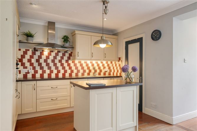 https://photos-a.propertyimages.ie/media/1/7/2/4935271/dfba27fc-c363-48f8-87e4-4bc2fb970dfc_l.jpg
