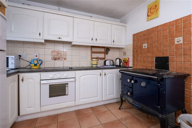 4 Woodview Terrace, Woodford, Co. Galway