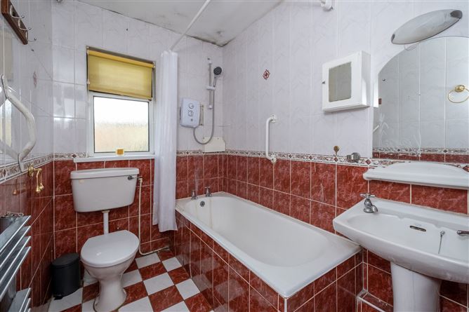 4 Woodview Terrace, Woodford, Co. Galway
