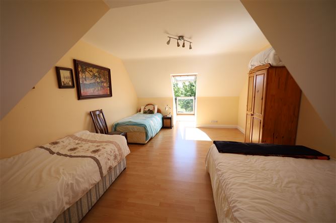 https://photos-a.propertyimages.ie/media/1/7/6/4940671/78444d00-6778-47f5-8fa8-6924eaaaaebb_l.jpg
