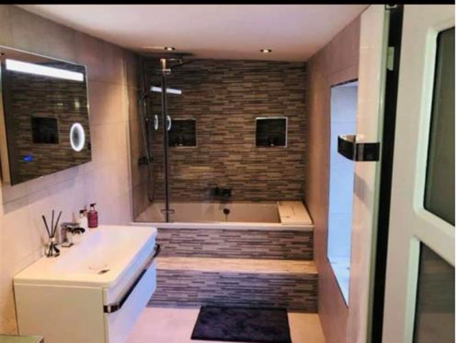 https://photos-a.propertyimages.ie/media/1/8/2/4926281/88451496-8529-4e74-94f9-0601aaeed2f1_l.jpg