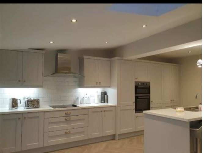 https://photos-a.propertyimages.ie/media/1/8/2/4926281/88451496-8529-4e74-94f9-0601aaeed2f1_l.jpg