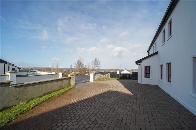 https://photos-a.propertyimages.ie/media/1/8/3/4911381/07c9daf2-a731-4da7-8460-81546eb3042e_l.jpg