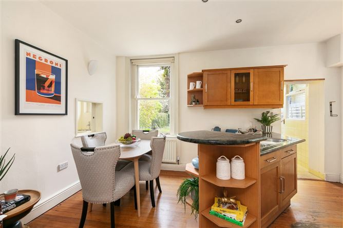 https://photos-a.propertyimages.ie/media/1/8/4/4997481/ea65e658-98dc-4c36-bffb-f61044399df8_l.jpg